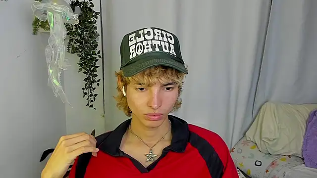 Snapshot of santy-kitty chatting on October 6, 2:49 am santy-kitty online show from October 6, 2:49 am