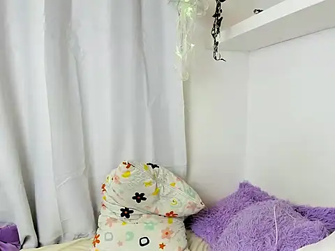 Snapshot of santy-kitty chatting on December 23, 4:55 am santy-kitty online show from December 23, 4:55 am