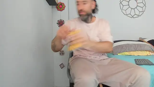 Snapshot of Antoniohot2024 chatting on February 22, 3:32 pm Antoniohot2024 online show from February 22, 3:32 pm