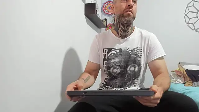 Snapshot of Antoniohot2024 chatting on February 17, 12:05 pm Antoniohot2024 online show from February 17, 12:05 pm