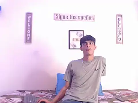 Snapshot of harrytomson_1 chatting on January 15, 4:57 am harrytomson 1 online show from January 15, 4:57 am