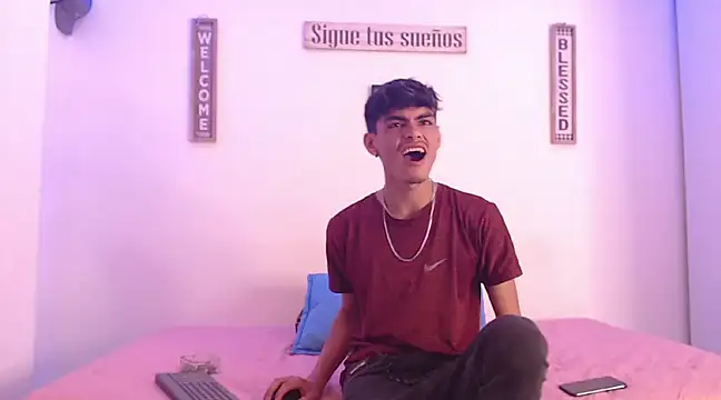 Snapshot of harrytomson_1 chatting on December 15, 2:41 am harrytomson 1 online show from December 15, 2:41 am