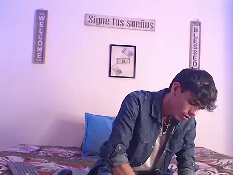 Snapshot of harrytomson_1 chatting on January 17, 6:15 am harrytomson 1 online show from January 17, 6:15 am