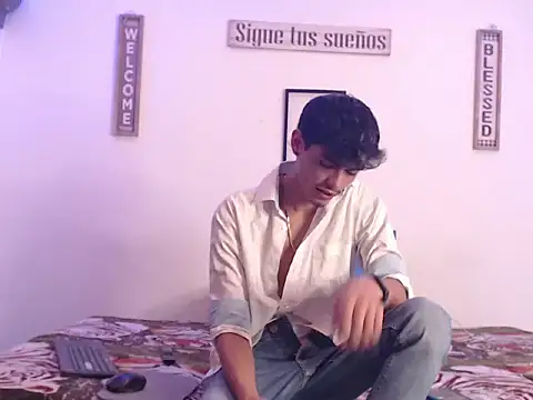 Snapshot of harrytomson_1 chatting on January 21, 10:30 pm harrytomson 1 online show from January 21, 10:30 pm