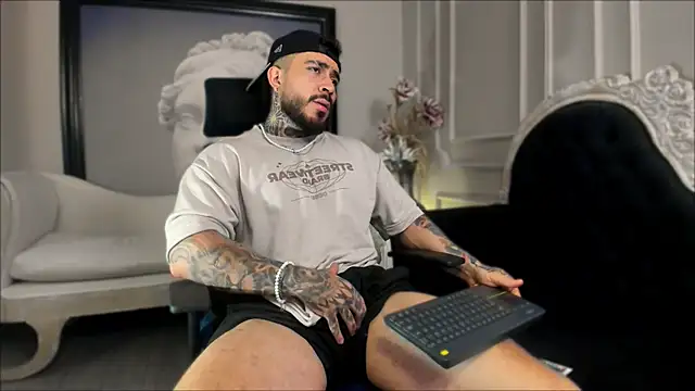 LeoSalvatore  online show from December 12, 8:21 pm