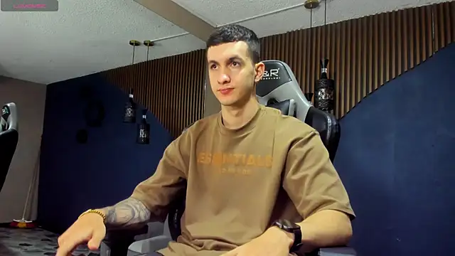 JacksonOlsenn online show from January 23, 11:58 am