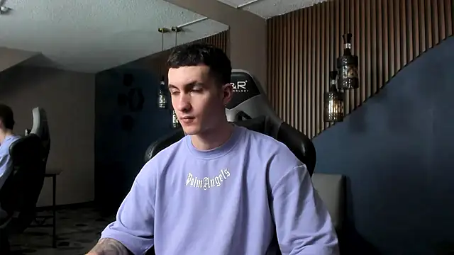 JacksonOlsenn online show from December 13, 12:28 pm