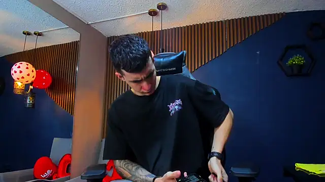 JacksonOlsenn online show from February 15, 2:11 pm