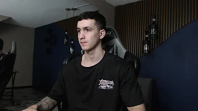 JacksonOlsenn online show from December 16, 11:12 am