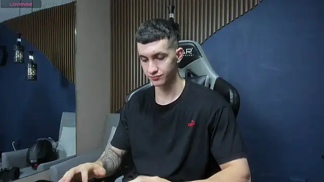 JacksonOlsenn online show from December 5, 12:11 pm