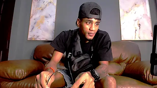 Snapshot of AaronCruz_ chatting on January 10, 7:43 pm AaronCruz  online show from January 10, 7:43 pm