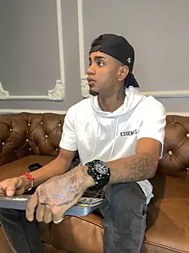 Snapshot of AaronCruz_ chatting on February 28, 12:42 pm AaronCruz  online show from February 28, 12:42 pm