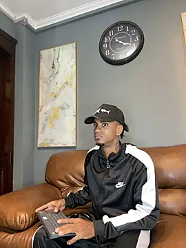 Snapshot of AaronCruz_ chatting on February 15, 1:27 pm AaronCruz  online show from February 15, 1:27 pm