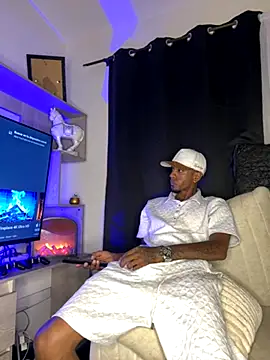 Snapshot of AaronCruz_ chatting on October 23, 2:04 am AaronCruz  online show from October 23, 2:04 am