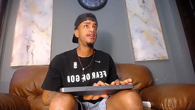 Snapshot of AaronCruz_ chatting on January 3, 1:36 pm AaronCruz  online show from January 3, 1:36 pm