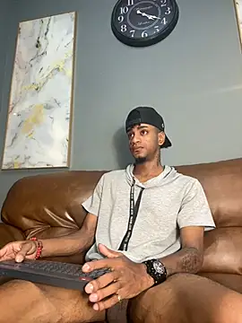 Snapshot of AaronCruz_ chatting on December 28, 1:51 pm AaronCruz  online show from December 28, 1:51 pm