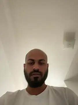 islandvybee55 online show from March 9, 8:31 pm