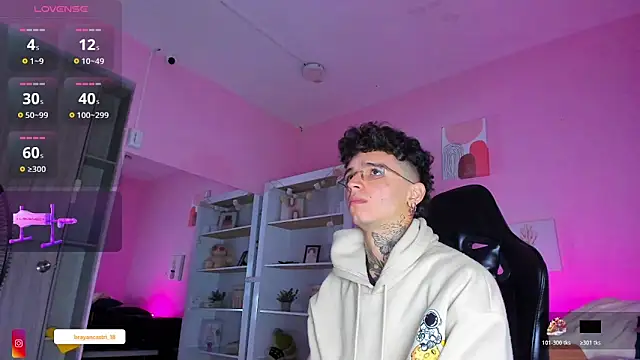 Ian Castillo  online show from December 22, 11:18 am