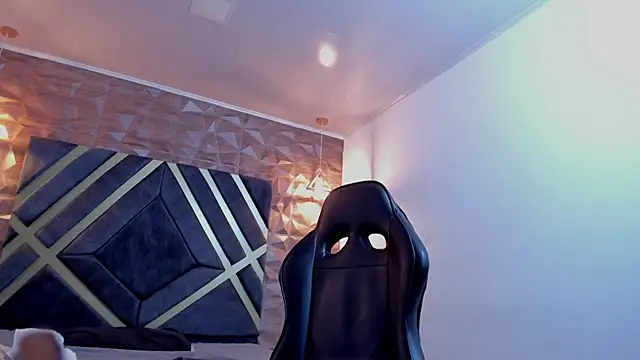 Ian Castillo  online show from February 4, 11:27 am