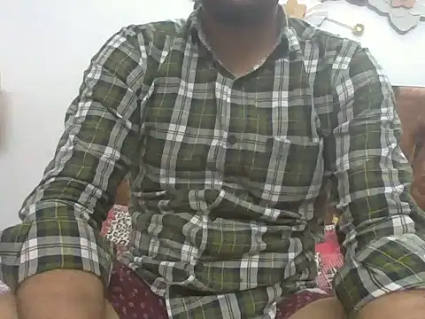 Snapshot of Desiboy_525 chatting on March 18, 5:23 pm Desiboy 525 online show from March 18, 5:23 pm