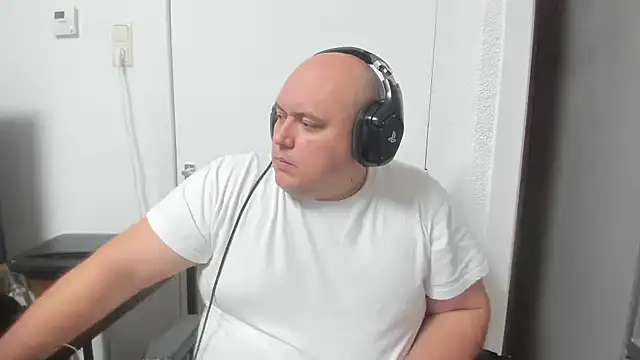 Snapshot of BigromeoXX chatting on December 27, 7:03 pm BigromeoXX online show from December 27, 7:03 pm