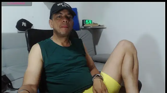 latinmartin73 online show from April 10, 12:28 am