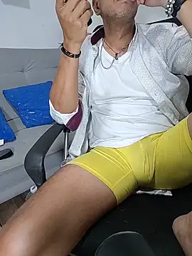 latinmartin73 online show from May 27, 1:02 am