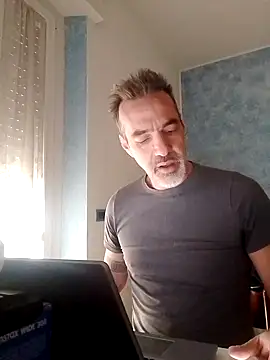 Snapshot of Marcolino183 chatting on February 17, 9:56 am Marcolino183 online show from February 17, 9:56 am