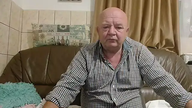 Snapshot of fullballs6 chatting on October 3, 1:54 am fullballs6 online show from October 3, 1:54 am