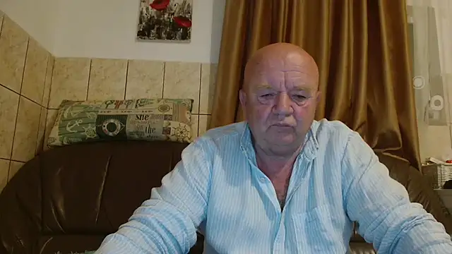 Snapshot of fullballs6 chatting on October 13, 1:44 am fullballs6 online show from October 13, 1:44 am