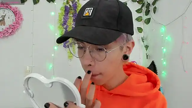  Jakke online show from December 12, 9:15 pm