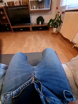 Snapshot of riskybusiness9090 chatting on October 20, 5:22 am riskybusiness9090 online show from October 20, 5:22 am