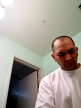 Snapshot of NewKing100 chatting on December 4, 3:43 pm NewKing100 online show from December 4, 3:43 pm