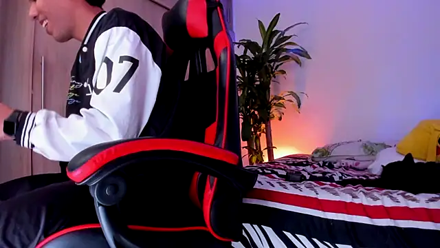 aldrinwhite online show from April 15, 10:43 pm