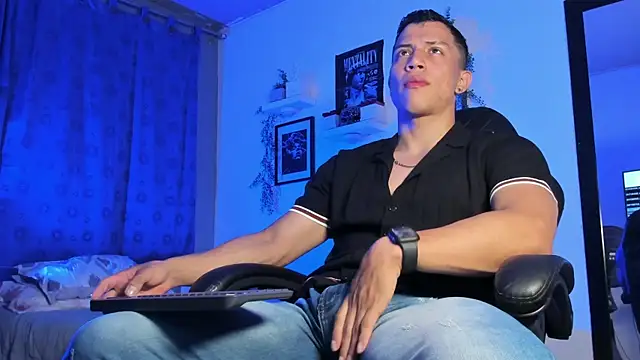 ThomsEvery  online show from November 13, 11:52 pm