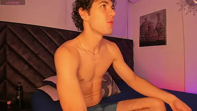 Snapshot of Luca_ferrer_ chatting on December 13, 5:16 am Luca ferrer  online show from December 13, 5:16 am
