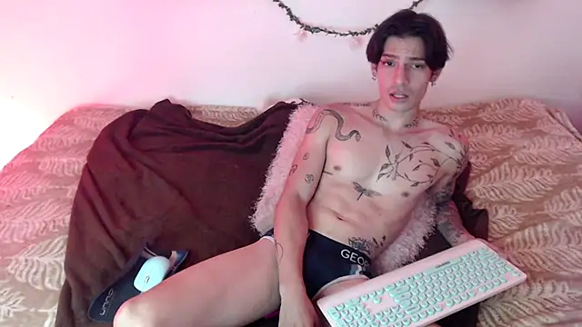 Snapshot of Apolo_Hidalgo01 chatting on December 25, 4:43 pm Apolo Hidalgo01 online show from December 25, 4:43 pm