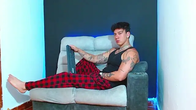 JUSTIN FULLER1 online show from January 12, 5:39 pm