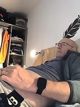 bogland33 online show from December 18, 8:49 pm