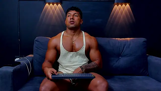 Snapshot of CallumMuscle chatting on February 14, 3:33 am CallumMuscle online show from February 14, 3:33 am