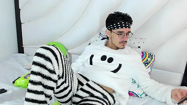 Snapshot of Hugo_Coopers chatting on March 17, 3:57 am Hugo Coopers online show from March 17, 3:57 am