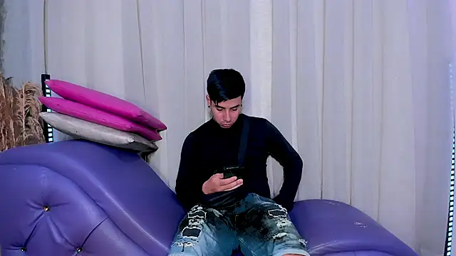 Yourslust  online show from January 18, 12:40 pm