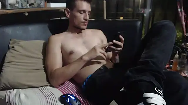 roystonee01 online show from March 13, 12:51 am