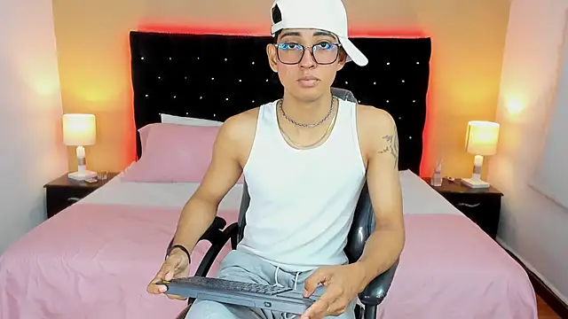 Snapshot of Dark_hairy_ chatting on December 18, 3:58 am Dark hairy  online show from December 18, 3:58 am
