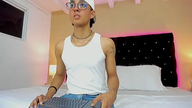 Snapshot of Dark_hairy_ chatting on December 11, 3:26 am Dark hairy  online show from December 11, 3:26 am