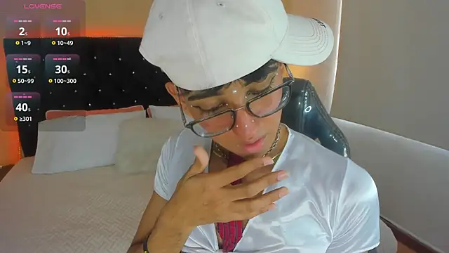 Snapshot of Dark_hairy_ chatting on January 18, 7:26 pm Dark hairy  online show from January 18, 7:26 pm