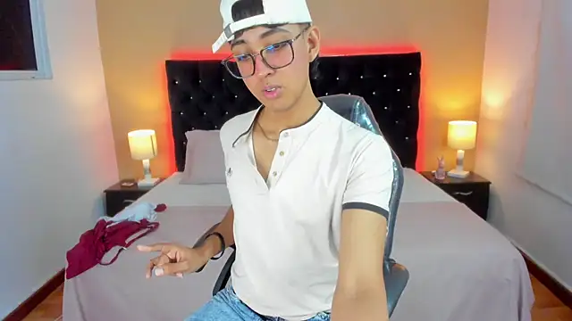 Snapshot of Dark_hairy_ chatting on December 29, 3:00 am Dark hairy  online show from December 29, 3:00 am