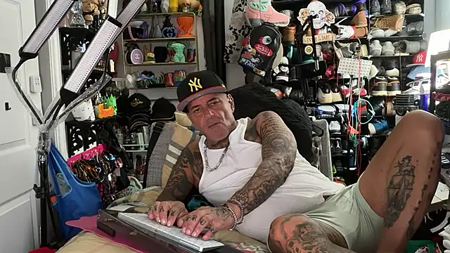 joeytatts66 online show from July 17, 3:03 am