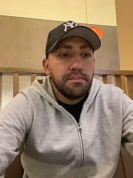 JuanZapata33 online show from December 17, 11:00 pm