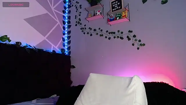 Snapshot of LyleBennett_ chatting on December 8, 10:19 am LyleBennett  online show from December 8, 10:19 am